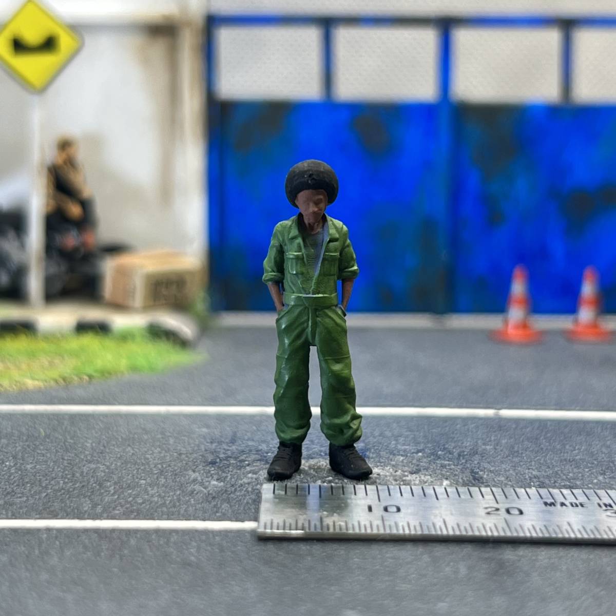 1/64 スケール ポケットに手を入れて歩く男性 フィギュア ミニチュア ジオラマ ミニカー トミカ 1/64 スケール ポケットに手を入れて歩く男性 フィギュア ミニチュア ジオラマ ミニカー トミカ
