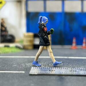 【WC-010】1/64 スケール ドリンクを持って歩く女性 フィギュア ミニチュア ジオラマ ミニカー トミカ