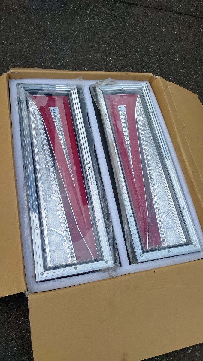 小糸製作所KOITO テールランプ3連LEDテールランプ左右セット-日本代購