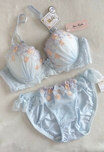 お泊まりに☆C70ブラ&パンティ上下お揃い☆未使用☆脇高☆可愛いお花刺繍レース＆ふりふりサイドフリル☆