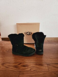 アグ　UGG　ムートンブーツ　ショート　ベイリーボタン　黒　セレブ　真冬のおしゃれに　可愛さ満点　ムートンブーツの代名詞　定価3万円