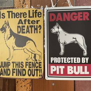 2枚 新品 壁掛けプレート BEWARE OF DOG 猛犬注意 犬に注意 警告版 防犯対策 危険 番犬 狂犬 いぬ イヌ 金属パネル ブリキ看板 シェパード