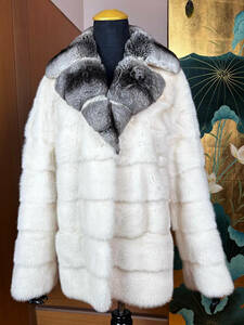デンマーク産のホワイトミンクとチンチラのジャケット。ゆったり着れる42サイズ。