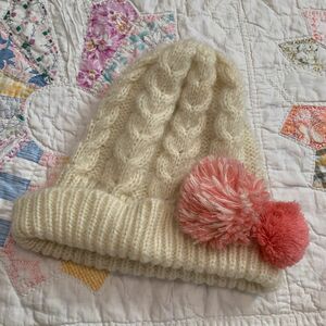 サマンサモスモス 系可愛いニット帽　ぼんぼん　ナチュラル　ピンク　ケーブル編み ニットキャップ ニット帽