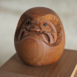 木彫りの達磨　だるま　木彫り　木製台付き（梱包：６０サイズ）