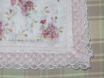 ♪新品♪ローラ アシュレイ♪ローズ柄♪豪華なレース縁取り♪ハンカチ♪ピンク♪LAURA ASHLEY_画像2