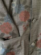 着物リメイク 正絹　影花が素敵な藍染大島紬とシックなグレー地に差し色の花模様の大島紬　リバーシブルコート　ハンドメイド_画像8