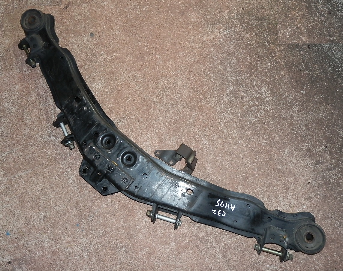C32 ローレル 純正 リア メンバー HC32 RB20E (検索用 R31 HR31 R30 DR30 リヤ