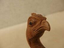 1130325s【木彫り 孔雀 置物】鳥/木製/H20.5cm程/中古品_画像6