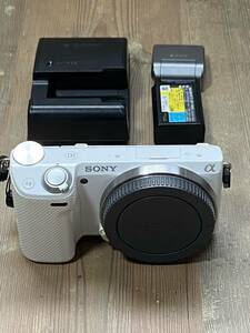 SONY ミラーレス一眼カメラ NEX-5T 本体/バッテリー/充電器/ストロボ