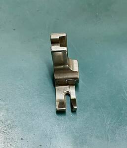 中古品　スイセイ　右段付き押え金（右細幅削り加工有り）　ＣＲ１／１６Ｅ（１．６ｍｍ）　工業用ミシン　職業用ミシン　コバステッチ