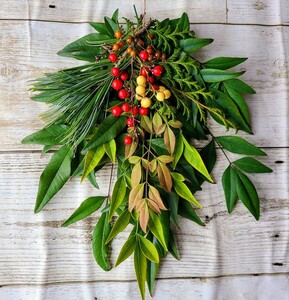 クリスマス お正月 お飾り 縁起 厄除け 素材 南天 松の葉 ヘクソカズラ ヒバ 実 葉 スワッグ リース 飾り 自然素材 信州産 リーフ 手作り