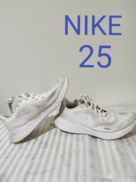 NIKE　REVOLUTION　ランニングシューズ　25cm　レボリューション