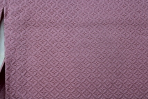 きもの今昔６００４　色無地きもの　広衿袷手縫い仕立て　正絹高級紋意匠生地　ローズピンク色　　　　身丈１５９ｃｍ_画像3