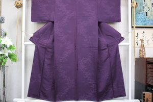 きもの今昔６０１６　色無地きもの　広衿袷誂え手縫い仕立て　高級正絹紋意匠雲取り地紋様　濃い紫色　　　身丈１５２ｃｍ　