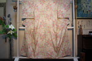 きもの今昔６０３１　本場大島紬　広衿袷手縫い仕立て　色大縞７マルキ　白地に多彩な色使いで花や垣根の柄　　身丈１５４ｃｍ　