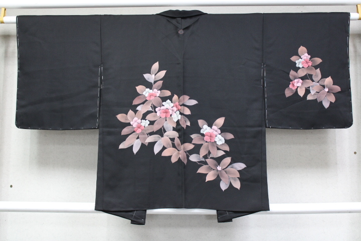 Kimono Konjaku 6056 Black Haori Collection Made in Pure Silk Tokamachi Hand-painted Beautiful Flowers Unused with Shitsuke Good Condition Haori Length 75cm, fashion, women's kimono, kimono, coat, Arrival on the way