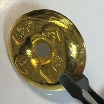 中国　古銭　清時　「金庫　万寶　足赤」銘　丸形　硬貨　寶　金色の塊　縁起物　めぐみ　金貨　重さ55.5g_画像3
