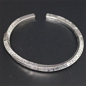 [BANGLE] Vintage Silver ヒエログリフ 象形文字 ねじり 四角柱 デザイン ヴィンテージ シルバー C形 バングル