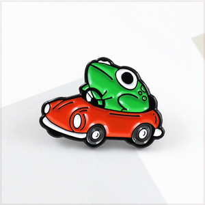 [BROOCH] Lapel Pin 赤いポルシェタイプのオープンカーを運転する かわいい カエル 襟PINS エナメル彩色 メタル ピンブローチ 【送料無料】