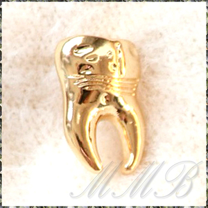 [BROOCH] Lapel Pin Gold Molar Tooth ゴールデン 歯 奥歯 臼歯 ピン バッジ メタル ブローチ ジャケット スーツ 襟 PINS