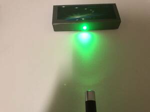 グリーンレーザーポインター　軽量　小型　アルカリ単四電池１本で動作。　プレゼン、測量、天体観測などに！