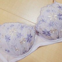 【タグ付き新品未使用】 tutuanna☆ブラショーツセット☆ブラジャー＆フルバック☆淡いラベンダーカラー☆フラワー刺繍_画像3