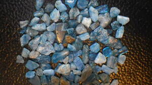 マダガスカル産のブルーアパタイト小原石です。　ダンブル研磨された感じのもの