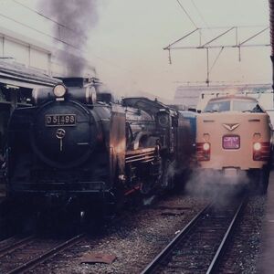 鉄道写真 ～ SL D51 498 & 特急 こまくさ 485系電車（89mm×89mm）