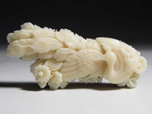 【桃】アンティーク帯留め：白珊瑚彫大きな孔雀