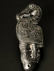 紅山文化 玉器 黒皮 鉄隕石 掛件 置物 鳥獣 古美術 コレクション 長さ約10cm 幅約3.7cm 厚さ約1.8cm 重さは約87g