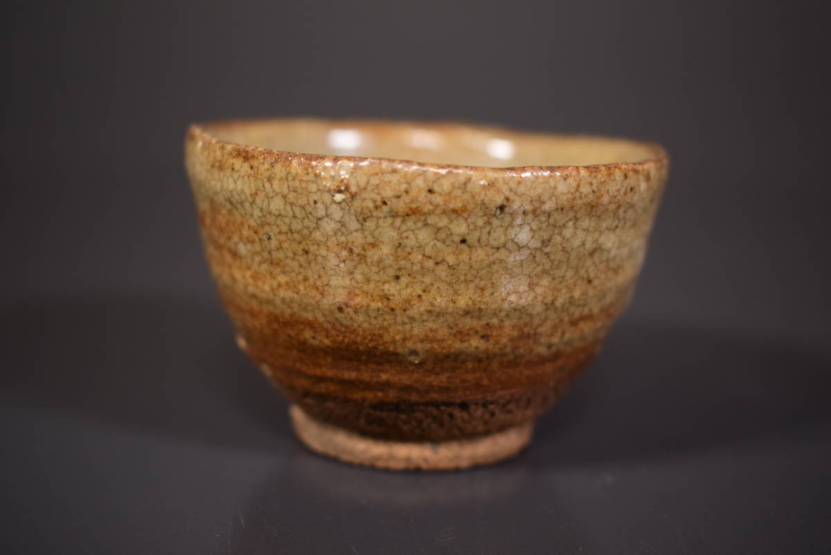 骨董・茶道具】☆古い 唐津焼 古唐津飴釉ぐい呑 eq076wb 酒器 酒杯 盃-
