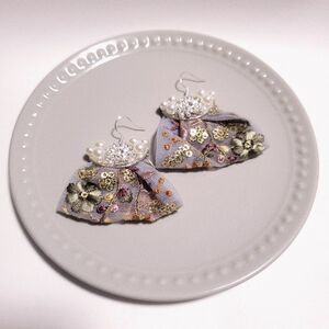 【No.1117】ハンドメイドイヤリングorピアス 淡いグレーの刺繍リボン