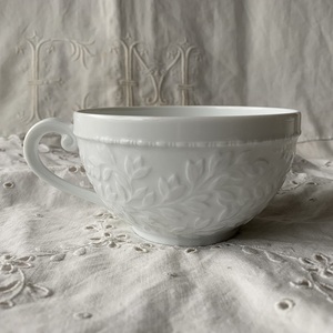 BERNARDAUD　ベルナルド　BernardaudLouvre　ルーブル カフェオレカップ　レリーフ葉　陶器　白　ホワイト　フランス