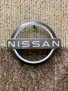 日産純正エンブレム 新デザイン ルークス後期　フロントグリル用