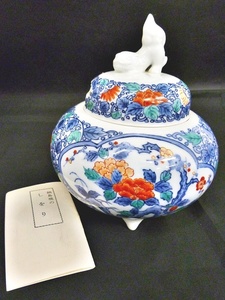 20 104-581022-02 [Y] 色鍋島焼 市川冬山作 伊万里 獅子摘蓋 香炉 三足 工芸品 長104