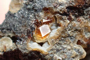 チェコ Vinarice産 世界的希少鉱物 ポーリング沸石 2g 天然石 結晶 原石 鉱物 標本