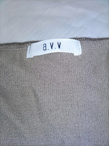 AVV　ベージュ色のVネックセーター_画像2