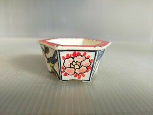 ６ 色絵　花と昆虫　小品盆栽6角鉢　花窯　寸法たて6.2センチ　よこ5.5センチ　たかさ2.8セ