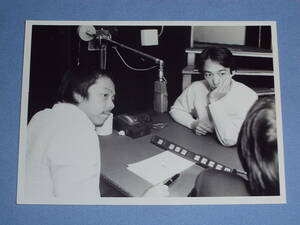 フォト 谷村新司 さだまさし ラジオブース 1982 写真 宣材 (2)