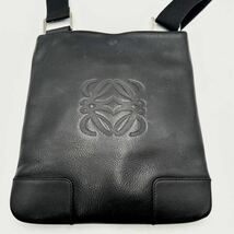 1円■最高級■ ロエベ LOEWE メンズ デカ アナグラム ショルダーバッグ サコッシュ 斜め掛け◎ 型押し 金具 本革 レザー ブラック 黒_画像2