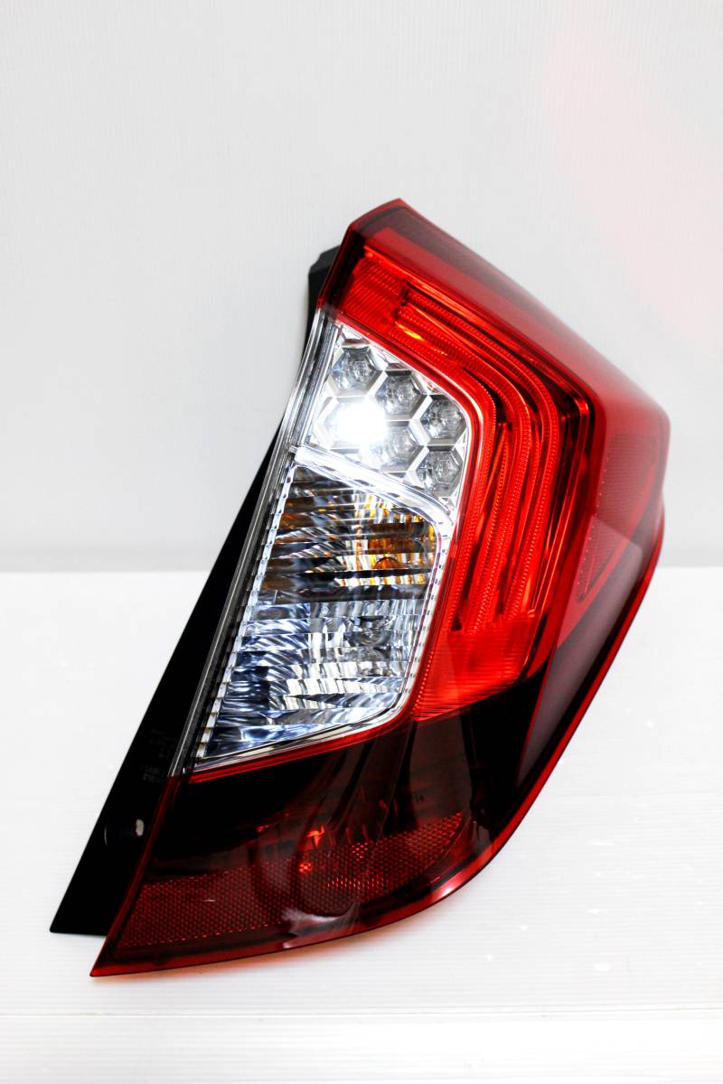 美品 フィット ハイブリッド テール ゲート LED 確認済 フィニッシャー