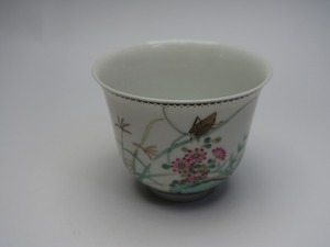 【集】051330粉彩茶碗　花草虫文絵　吉平永用　中国景徳公司出品