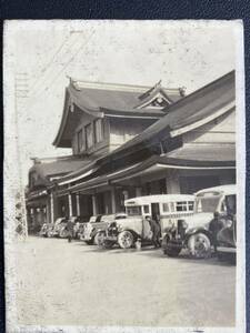 昭和戦前鉄道写真：古いバスが並ぶ信越本線長野駅。撮影時期不明。6×4.5㎝。