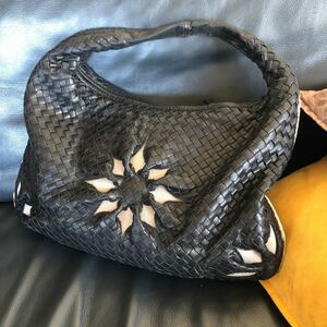 BOTTEGA VENETA ボッテガヴェネタ バッグ　イントレチャート ワンショルダーバッグ 黒　ヴェネタ　美品