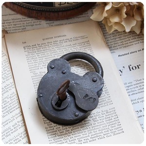 イギリス アンティーク パドロック 南京錠 鍵付き インテリア 雑貨 古道具 「可愛いくまさん型」V-851