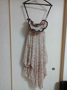 ペンズネックスパンコール付き花柄シフォンワンピース