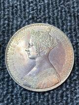 33【古銭】1847年　イギリスヴィクトリア女王　ゴチッククラウン　銀貨　総重量約28.3g 直径約39.2mm_画像1