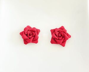 薔薇のイヤリング・ピアス つまみ細工 ハンドメイド