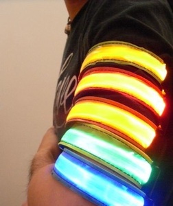 1本ホワイト USB充電式　アームバンド 光る腕バンド 発光リストバンド LEDライト ランニング ジョギング ウォーキング